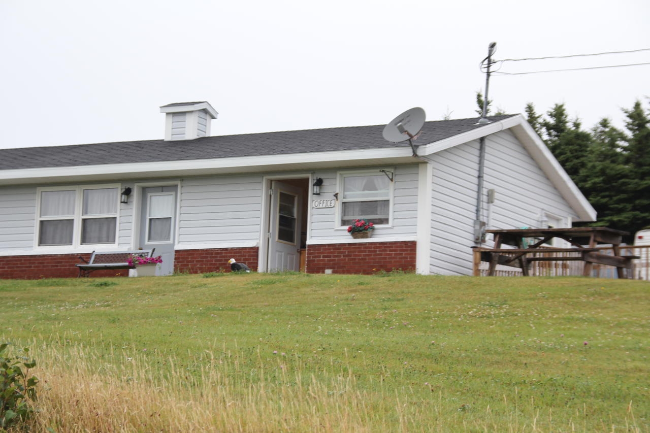 Burton'S Sunset Oasis Motel Bay Saint Lawrence Exterior photo