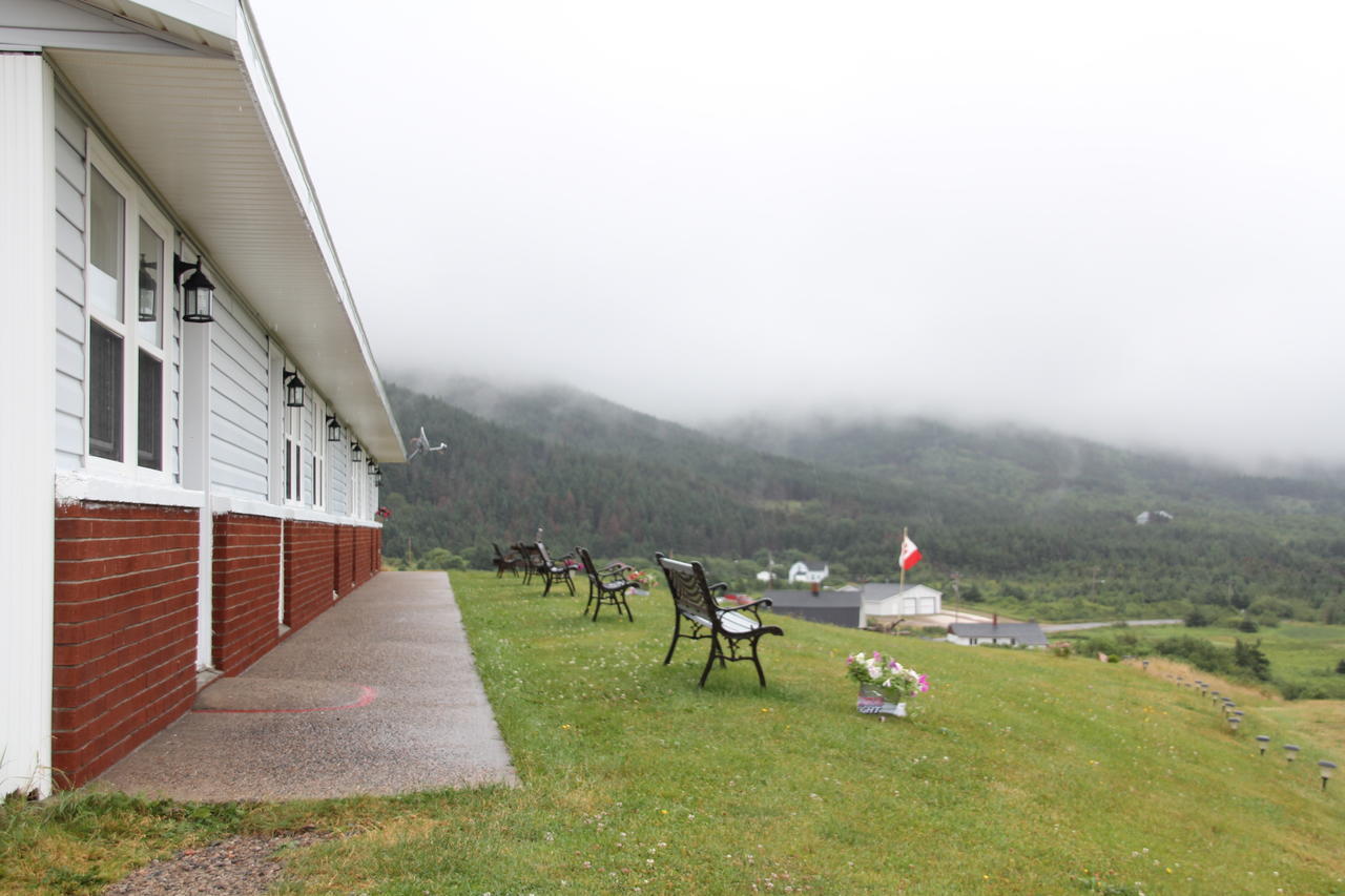 Burton'S Sunset Oasis Motel Bay Saint Lawrence Exterior photo