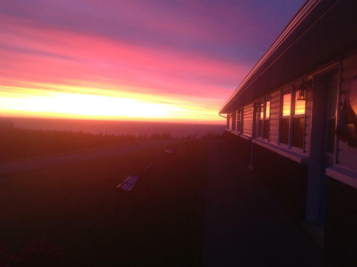 Burton'S Sunset Oasis Motel Bay Saint Lawrence Exterior photo